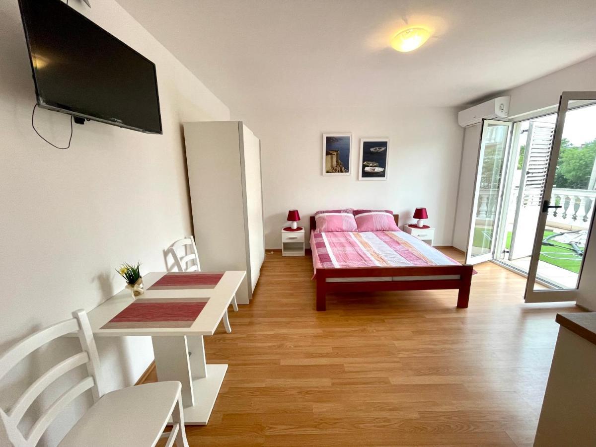 Julie Apartma